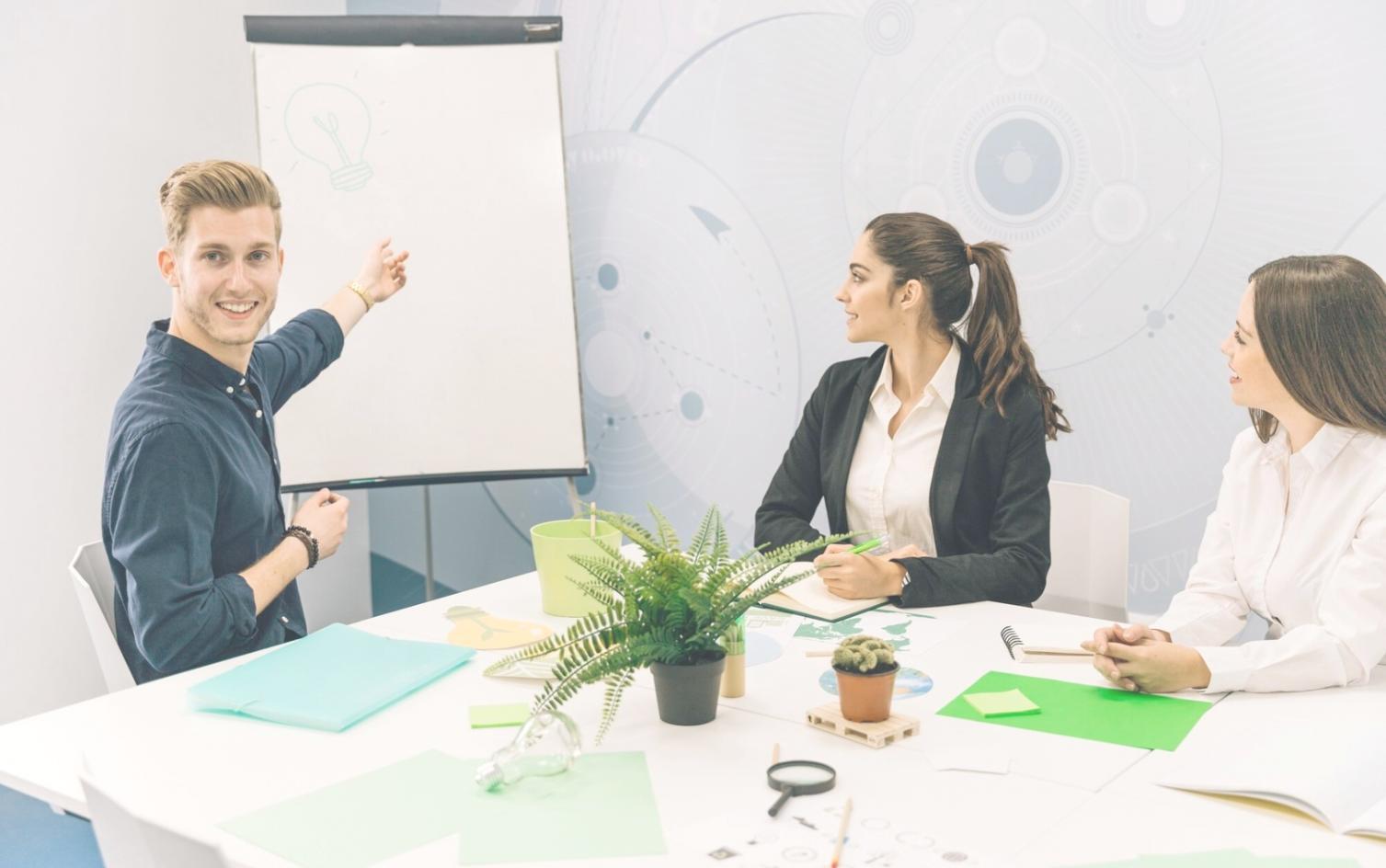 Professionelle Trading-Workstation mit mehreren Monitoren zeigt Marktdaten und Liquiditätsanalysen