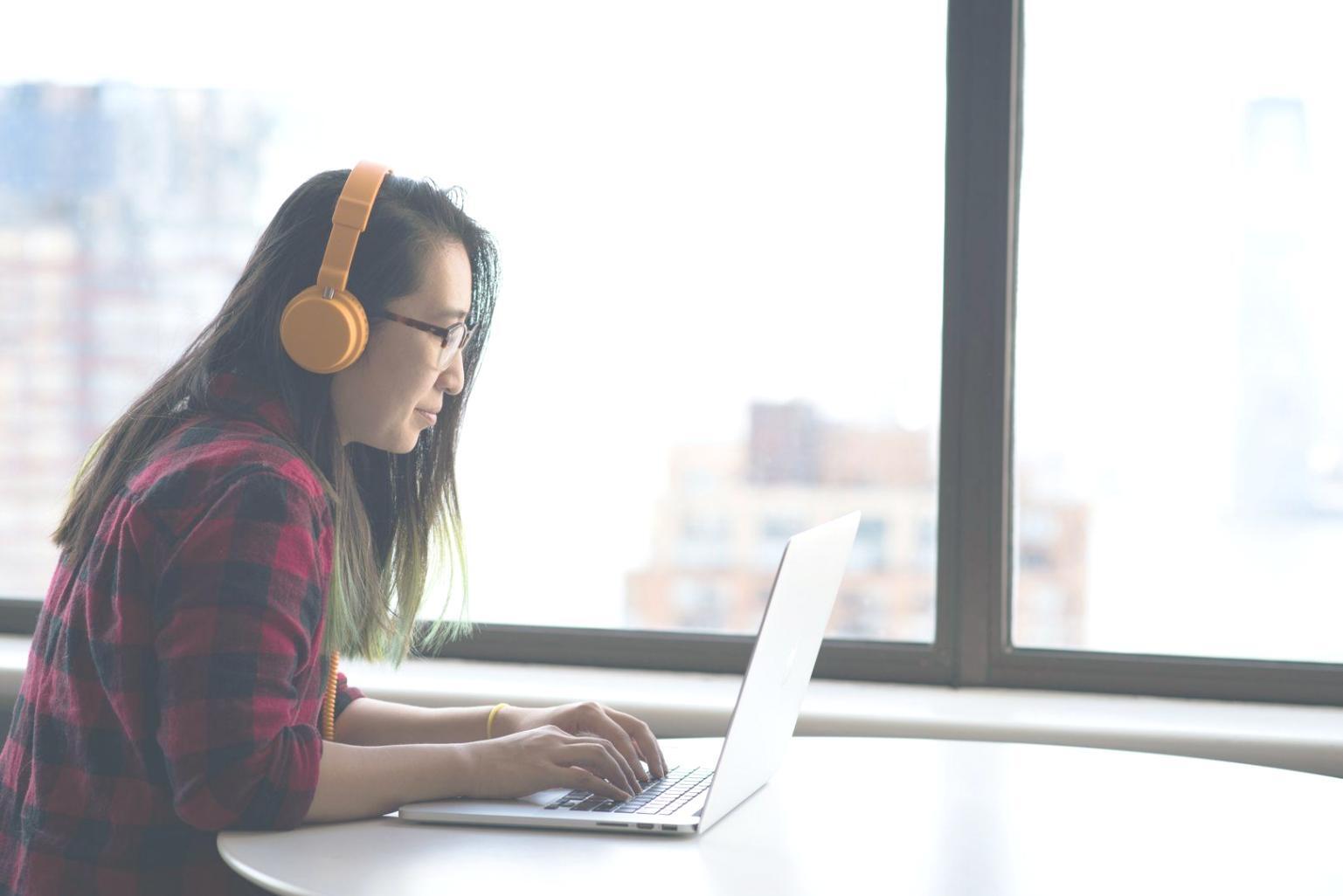 Detaillierte Finanzcharts und Marktanalysen auf Computer-Bildschirmen in einem modernen Büro
