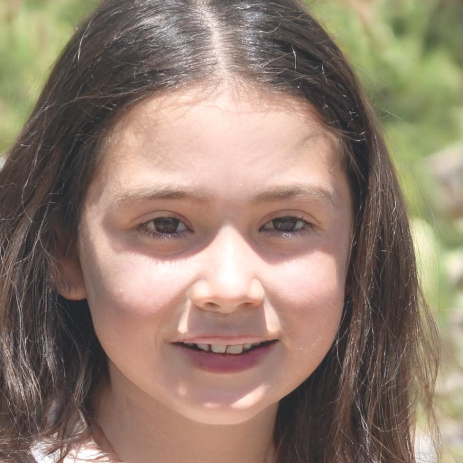 Portrait einer lächelnden Finanzexpertin, die das professionelle Team von Fluhyn Xyndor repräsentiert